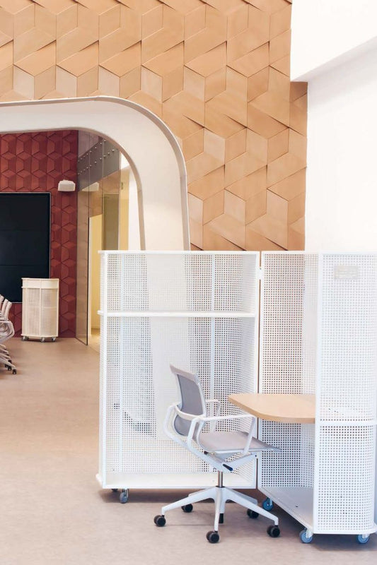 Comment utiliser les moulures Orac Décor pour structurer l'espace dans un open space ?