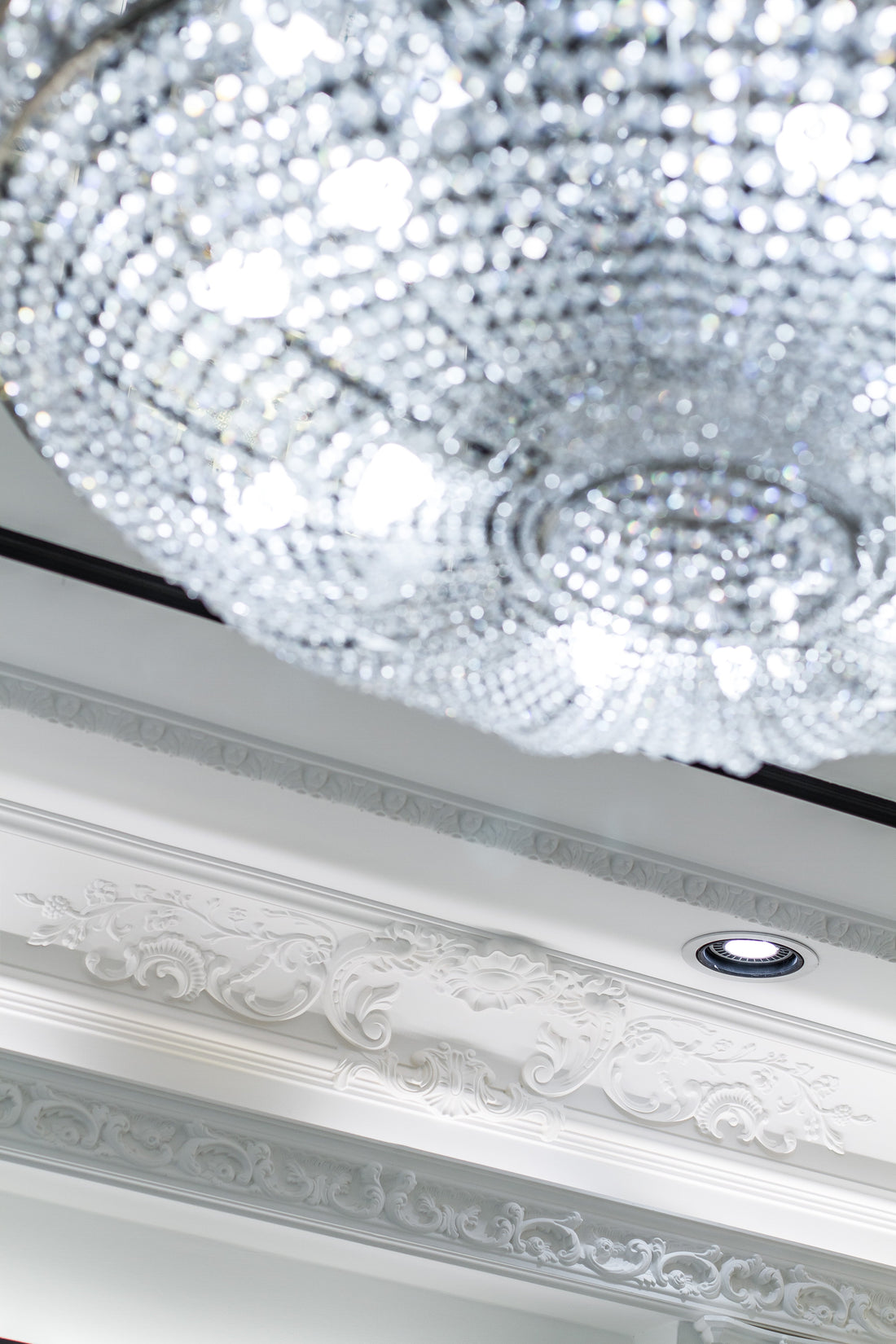 Habiller un plafond avec Orac Décor : corniches, rosaces et créativité