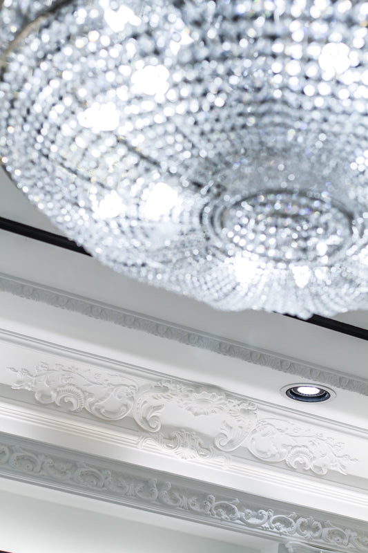 Habiller un plafond avec Orac Décor : corniches, rosaces et créativité