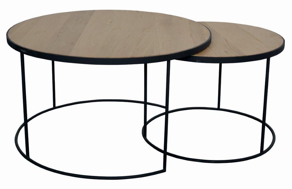 Tables gigognes Brooklyn en chêne et métal D733C, 70 × 70 × 40 cm, vue officielle 1. Autres meubles et décoration vendus séparément.