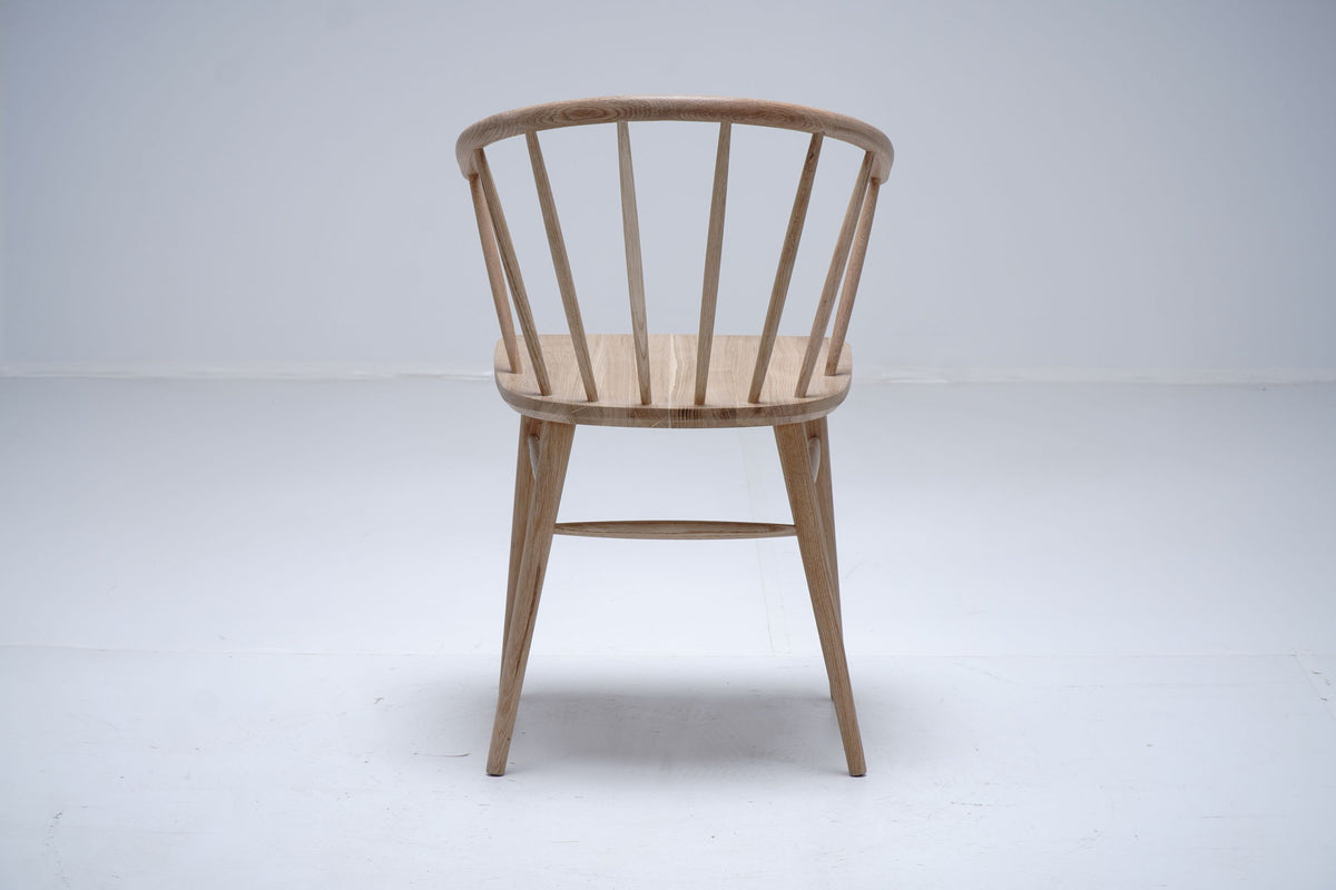 Chaise Céleste en chêne D913C, 54 × 52 × 84 cm, vue officielle 5. Autres meubles et décoration vendus séparément.