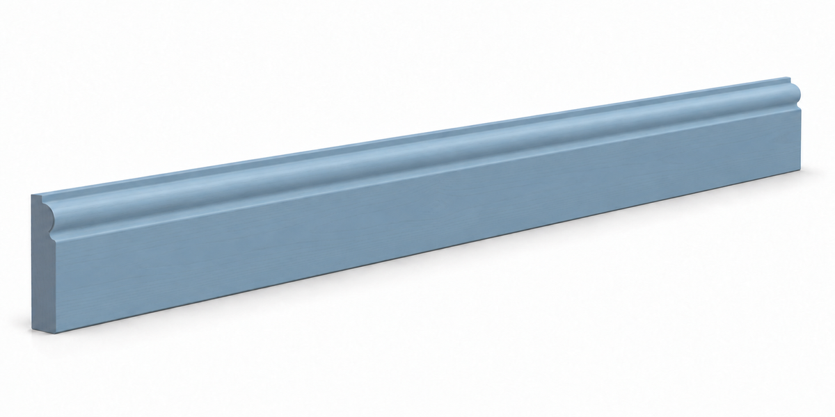 Plinthe moulurée de cuisine PLI Rosiris en pin, hauteur 10 cm et épaisseur 22 mm, présentation en Bleu Danois, profil supérieur arrondi.