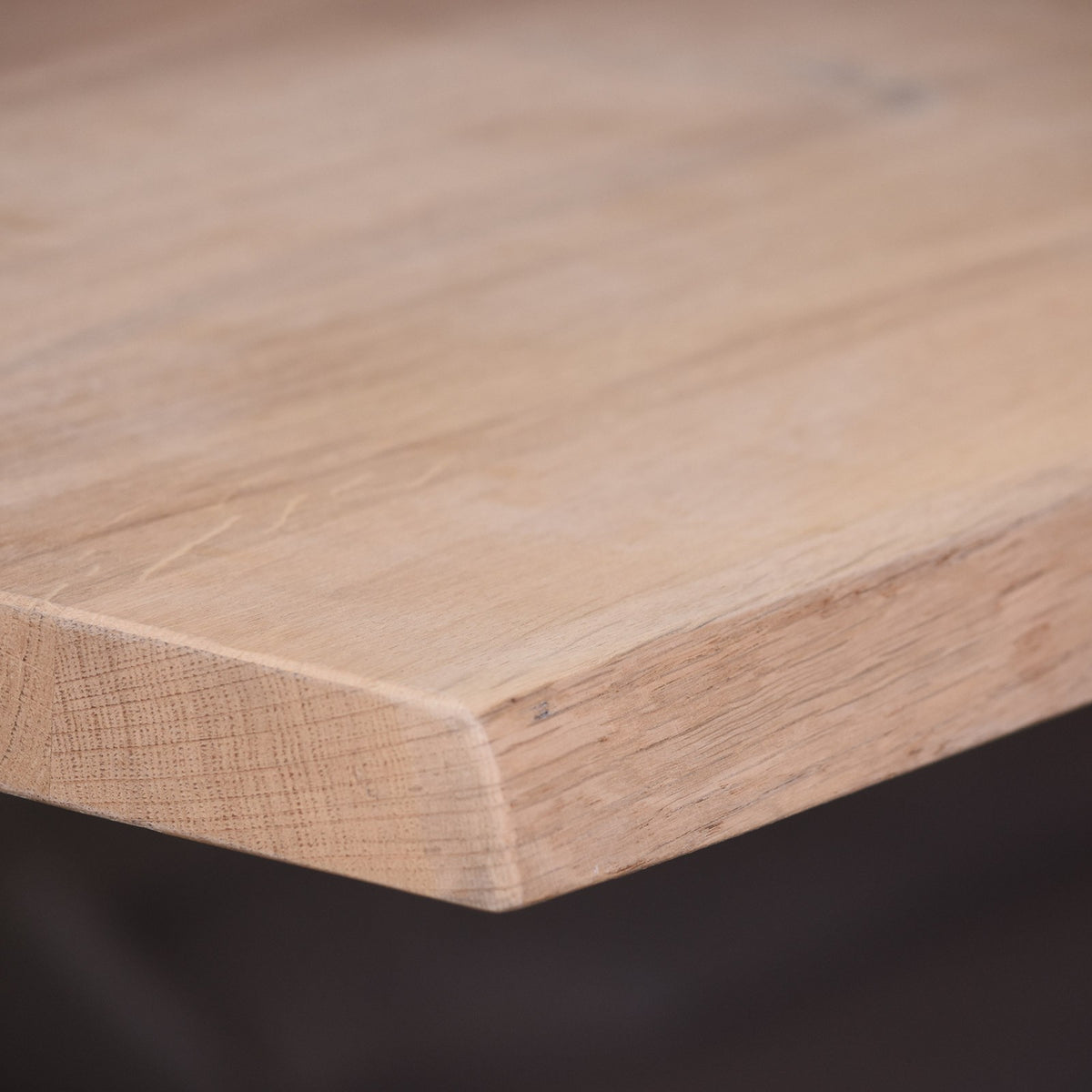 Plateau de table à bord naturel CN, format 180 × 100 × 4 cm, vue officielle 1. Autres meubles et décoration vendus séparément.