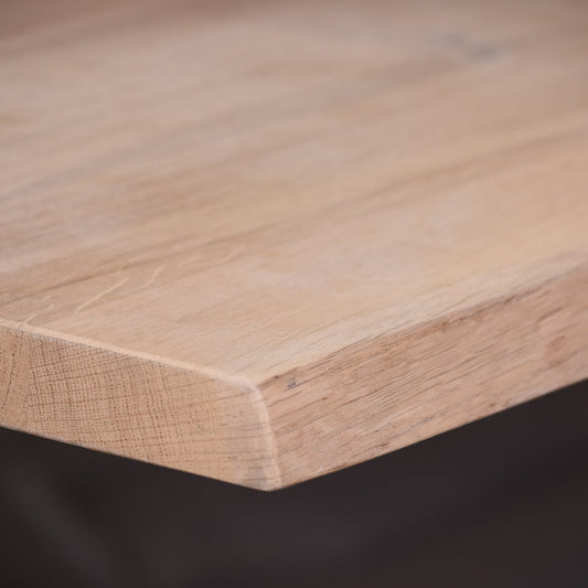 Plateau de table à bord naturel CN, format 180 × 100 × 4 cm, vue officielle 1. Autres meubles et décoration vendus séparément.