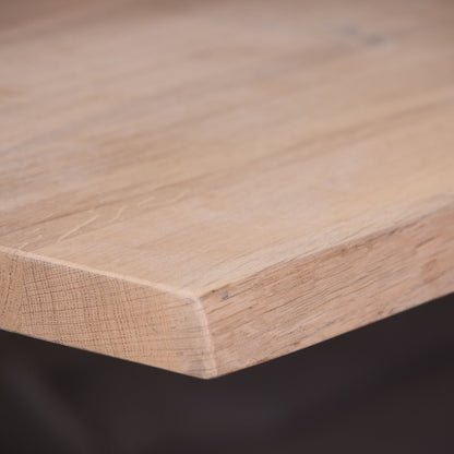 Plateau de table à bord naturel CN, format 220 × 100 × 4 cm, vue officielle 1. Autres meubles et décoration vendus séparément.
