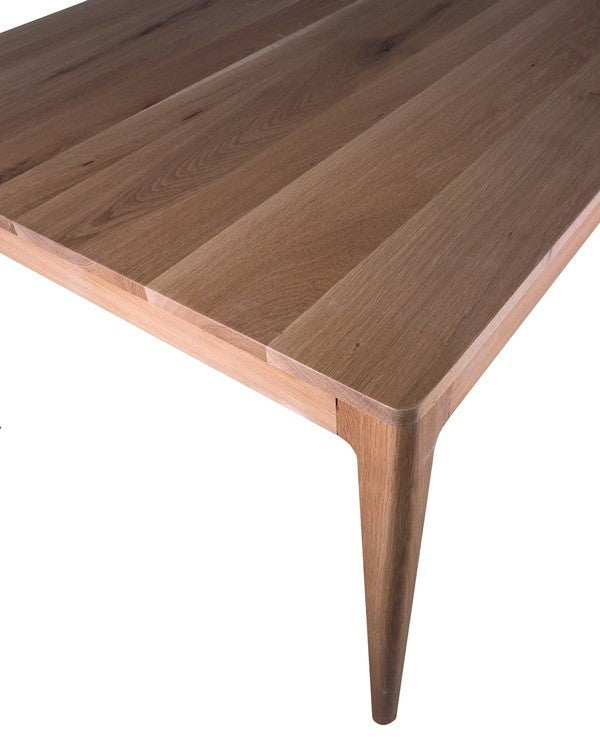 Table Ernest D892C en chêne, 140 × 90 × 76 cm, vue officielle 3. Autres meubles et décoration vendus séparément.