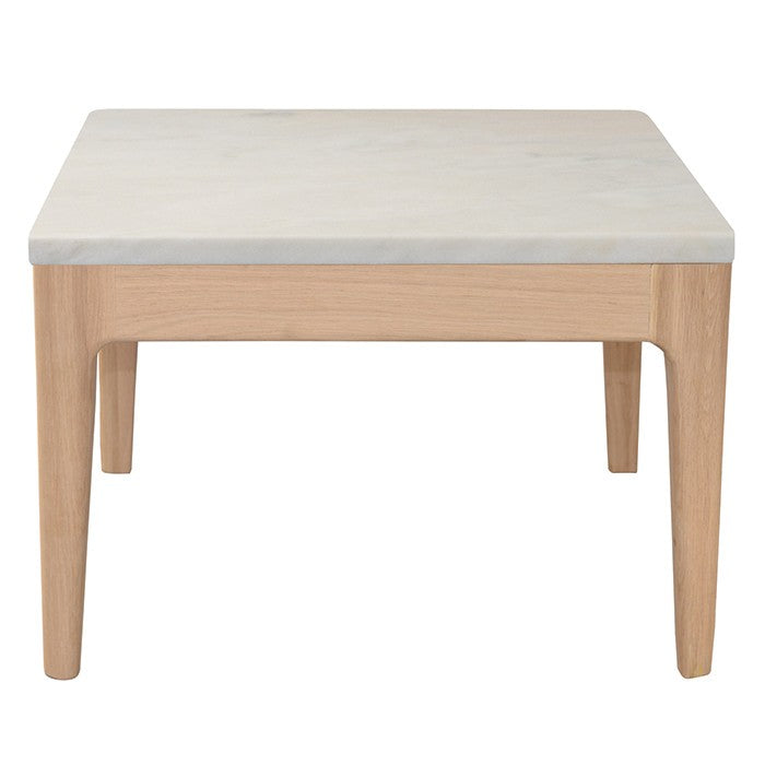Table d’appoint Ernest D903 en chêne et marbre, 50 × 50 × 32 cm, vue 2. Décoration vendue séparément.