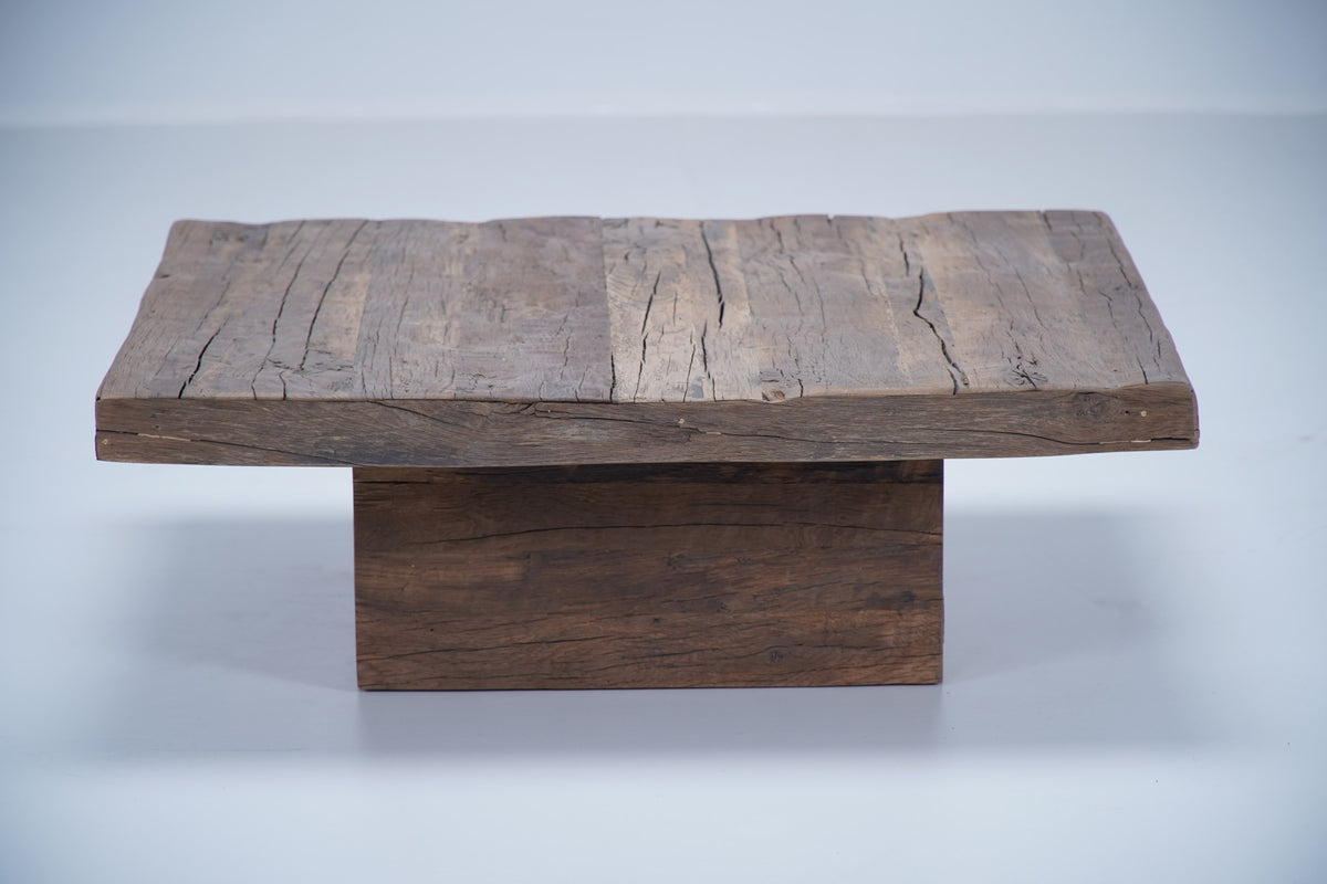 Table basse Pure en chêne recyclé D906, 90 × 90 × 30 cm, vue fabricant 2. Autres meubles et décoration vendus séparément.
