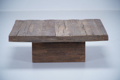 Table basse Pure en chêne recyclé D906, 90 × 90 × 30 cm, vue fabricant 2. Autres meubles et décoration vendus séparément.