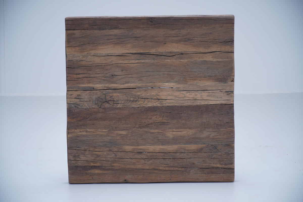 Table basse Pure en chêne recyclé D906, 90 × 90 × 30 cm, vue fabricant 3. Autres meubles et décoration vendus séparément.