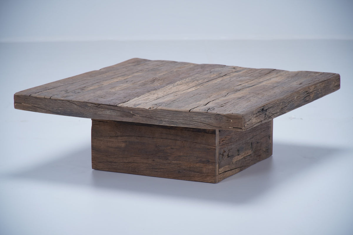 Table basse Pure en chêne recyclé D906, 90 × 90 × 30 cm, vue fabricant 4. Autres meubles et décoration vendus séparément.