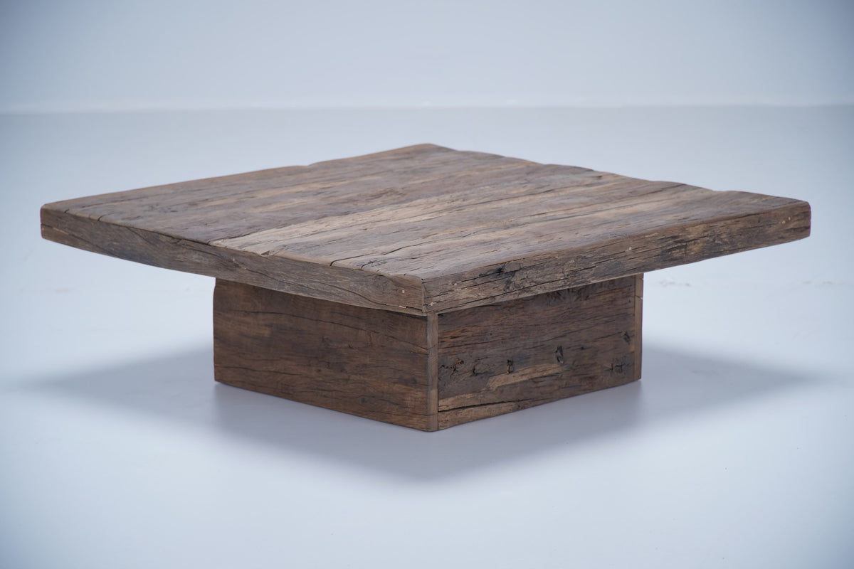 Table basse Pure en chêne recyclé D906, 90 × 90 × 30 cm, vue fabricant 5. Autres meubles et décoration vendus séparément.