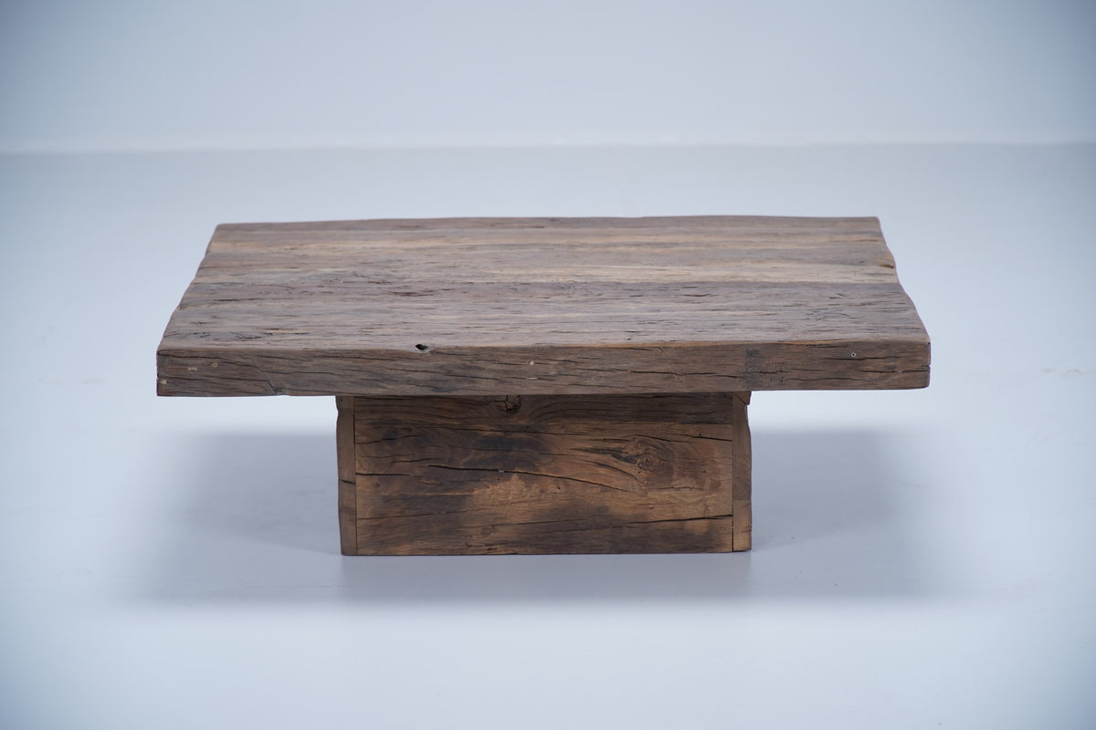 Table basse Pure en chêne recyclé D906, 90 × 90 × 30 cm, vue fabricant 6. Autres meubles et décoration vendus séparément.