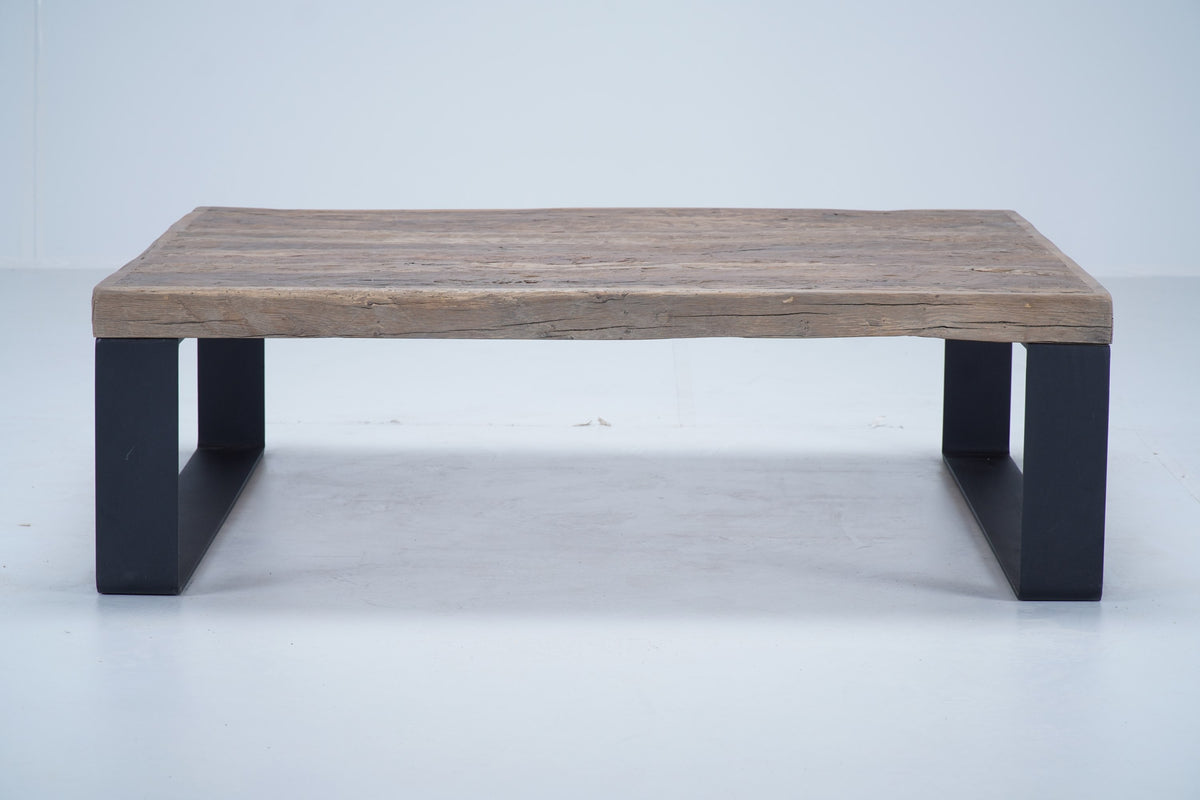 Table basse Alpa en vieux chêne D899, 120 × 120 × 37 cm, vue fabricant 3. Autres meubles et décoration vendus séparément.