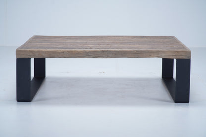 Table basse Alpa en vieux chêne D899, 120 × 120 × 37 cm, vue fabricant 3. Autres meubles et décoration vendus séparément.