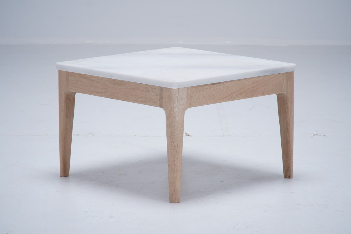 Table d’appoint Ernest D903 en chêne et marbre, 50 × 50 × 32 cm, vue 3. Décoration vendue séparément.