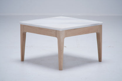 Table d’appoint Ernest D903 en chêne et marbre, 50 × 50 × 32 cm, vue 3. Décoration vendue séparément.