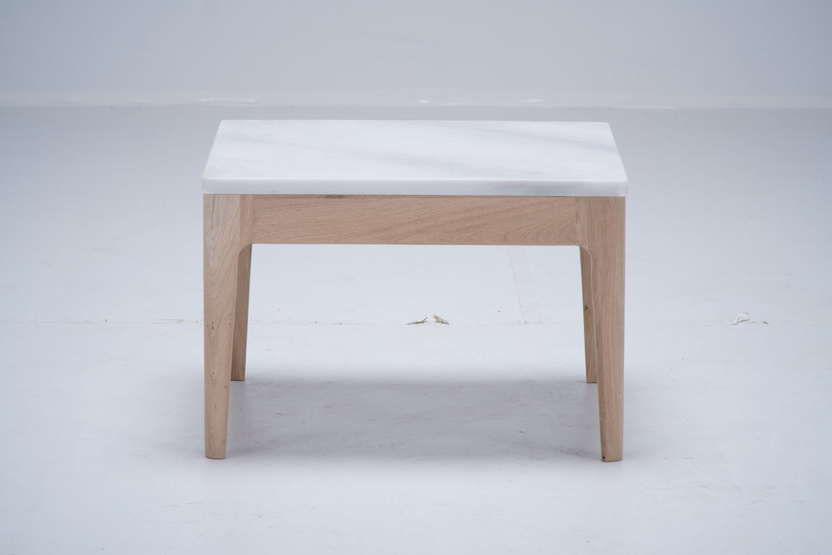Table d’appoint Ernest D903 en chêne et marbre, 50 × 50 × 32 cm, vue 4. Décoration vendue séparément.
