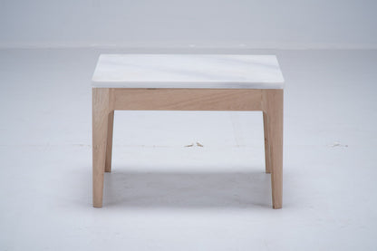Table d’appoint Ernest D903 en chêne et marbre, 50 × 50 × 32 cm, vue 4. Décoration vendue séparément.