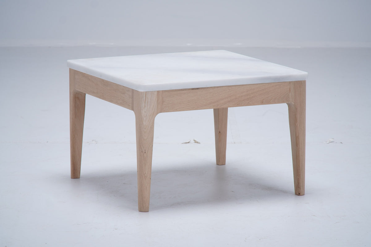 Table d’appoint Ernest D903 en chêne et marbre, 50 × 50 × 32 cm, vue 5. Décoration vendue séparément.