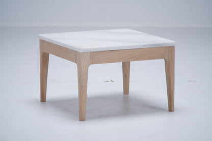 Table d’appoint Ernest D903 en chêne et marbre, 50 × 50 × 32 cm, vue 5. Décoration vendue séparément.