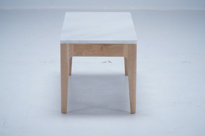 Table de canapé Ernest en chêne et marbre, moyen modèle D904, 90 × 34 × 32 cm, vue fabricant 4. Autres meubles et décoration vendus séparément.