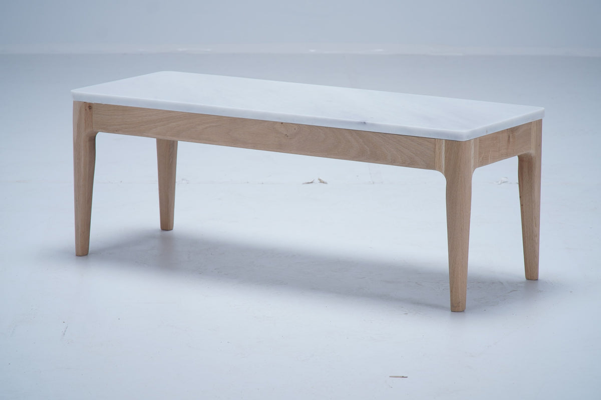 Table de canapé Ernest en chêne et marbre, moyen modèle D904, 90 × 34 × 32 cm, vue fabricant 5. Autres meubles et décoration vendus séparément.