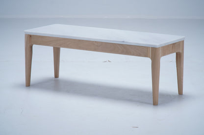 Table de canapé Ernest en chêne et marbre, moyen modèle D904, 90 × 34 × 32 cm, vue fabricant 5. Autres meubles et décoration vendus séparément.