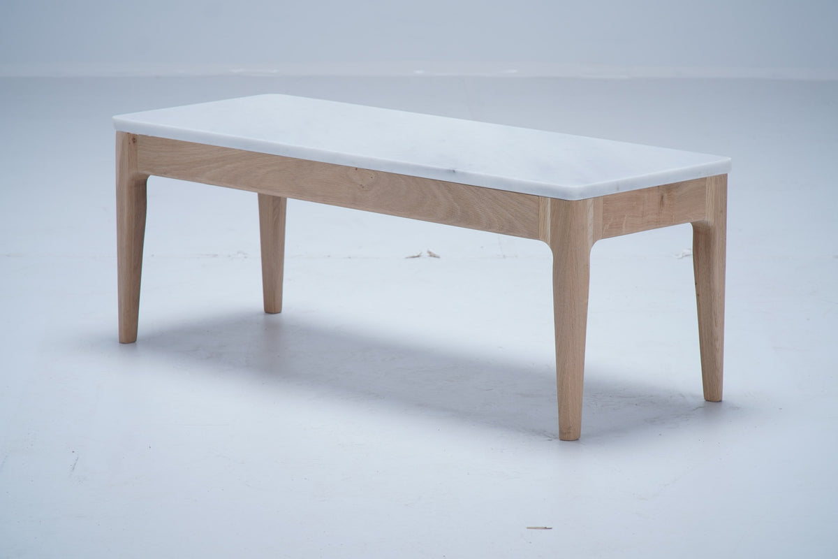 Table de canapé Ernest en chêne et marbre, moyen modèle D904, 90 × 34 × 32 cm, vue fabricant 6. Autres meubles et décoration vendus séparément.