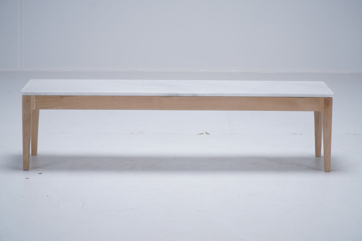 Table de canapé Ernest D905 en chêne et marbre, 130 × 34 × 32 cm, vue 3. Décoration vendue séparément.