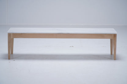 Table de canapé Ernest D905 en chêne et marbre, 130 × 34 × 32 cm, vue 3. Décoration vendue séparément.