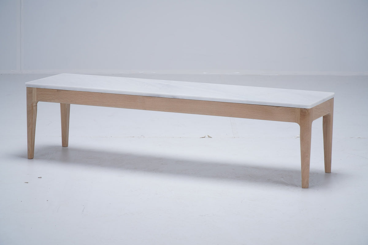 Table de canapé Ernest D905 en chêne et marbre, 130 × 34 × 32 cm, vue 4. Décoration vendue séparément.