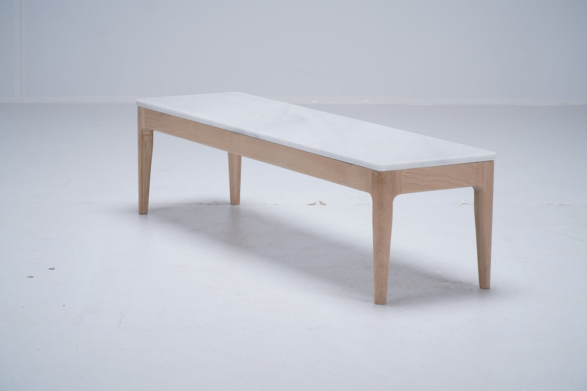 Table de canapé Ernest D905 en chêne et marbre, 130 × 34 × 32 cm, vue 5. Décoration vendue séparément.