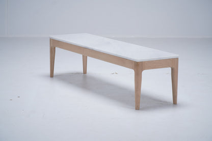Table de canapé Ernest D905 en chêne et marbre, 130 × 34 × 32 cm, vue 5. Décoration vendue séparément.