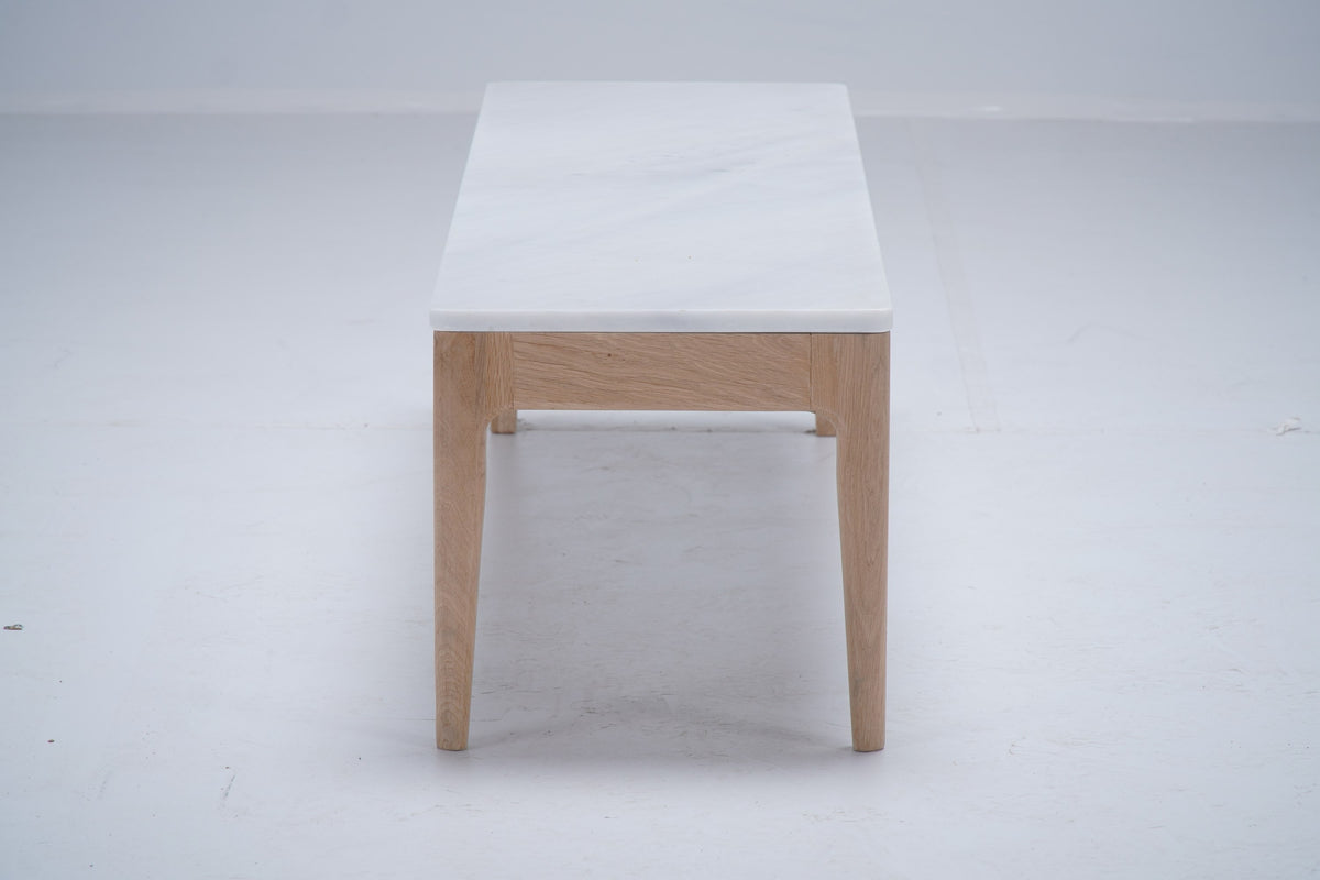 Table de canapé Ernest D905 en chêne et marbre, 130 × 34 × 32 cm, vue 6. Décoration vendue séparément.
