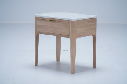 Chevet Ernest en chêne et marbre, 1 tiroir D884CMAR, 50 × 35 × 50 cm, vue fabricant 4. Autres meubles et décoration vendus séparément.