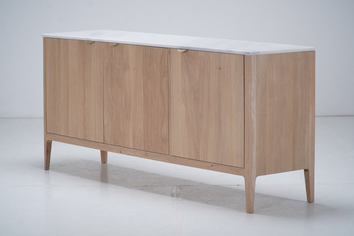 Buffet Ernest en chêne et marbre, 3 portes D886CMAR, 180 × 45 × 80 cm, vue fabricant 5. Autres meubles et décoration vendus séparément.