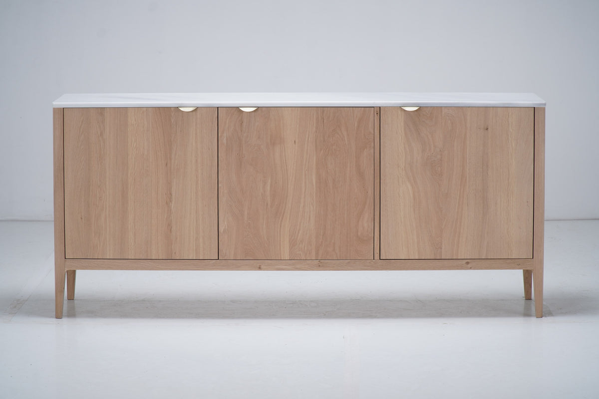 Buffet Ernest en chêne et marbre, 3 portes D886CMAR, 180 × 45 × 80 cm, vue fabricant 2. Autres meubles et décoration vendus séparément.