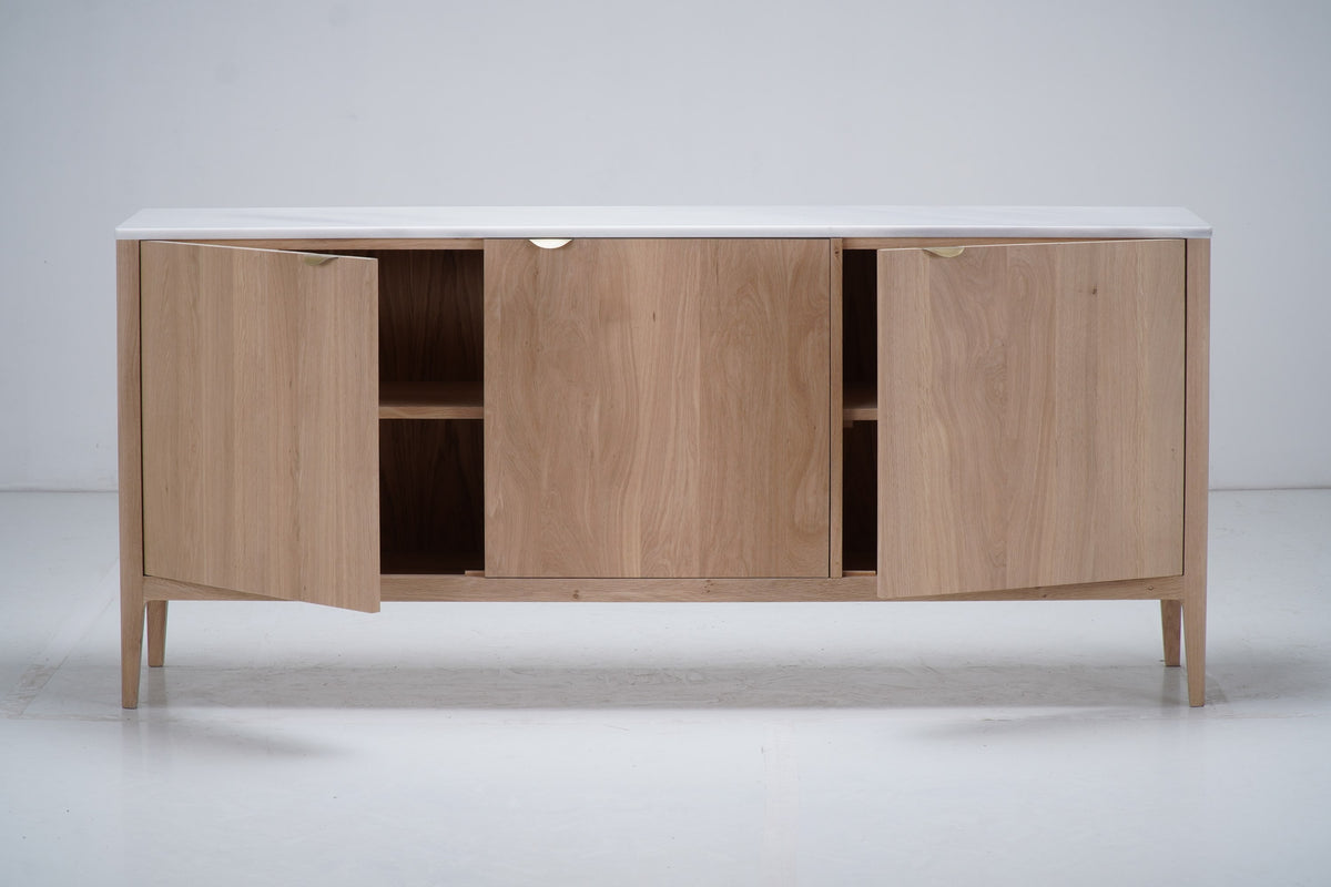 Buffet Ernest en chêne et marbre, 3 portes D886CMAR, 180 × 45 × 80 cm, vue fabricant 3. Autres meubles et décoration vendus séparément.
