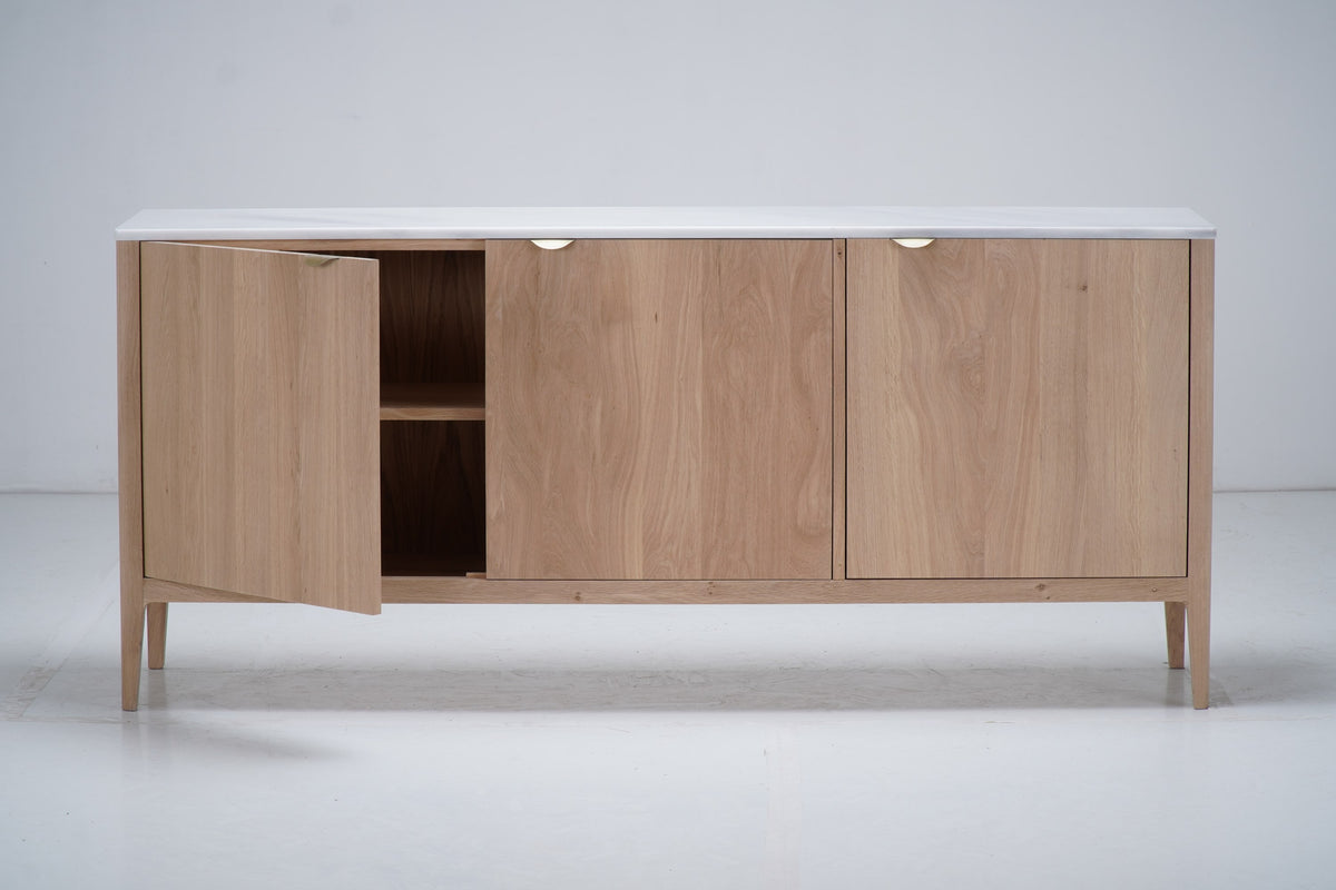 Buffet Ernest en chêne et marbre, 3 portes D886CMAR, 180 × 45 × 80 cm, vue fabricant 4. Autres meubles et décoration vendus séparément.