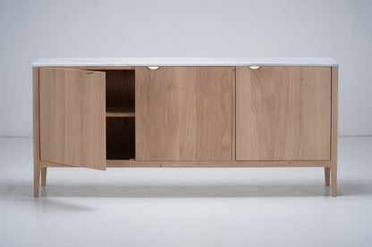 Buffet Ernest en chêne et marbre, 3 portes D886CMAR, 180 × 45 × 80 cm, vue fabricant 4. Autres meubles et décoration vendus séparément.