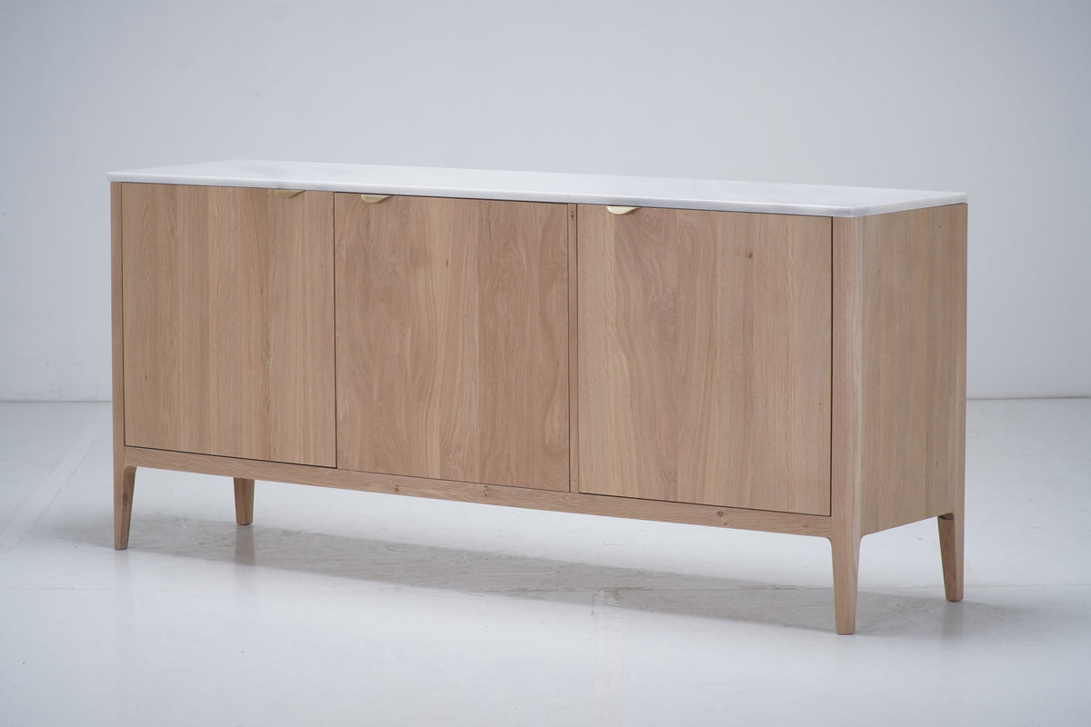 Buffet Ernest en chêne et marbre, 3 portes D886CMAR, 180 × 45 × 80 cm, vue fabricant 6. Autres meubles et décoration vendus séparément.