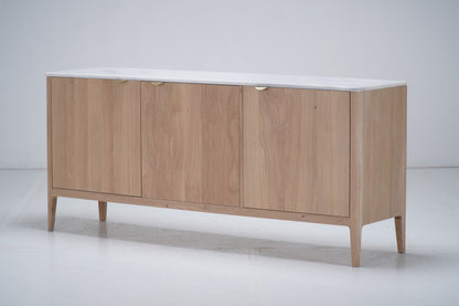 Buffet Ernest en chêne et marbre, 3 portes D886CMAR, 180 × 45 × 80 cm, vue fabricant 6. Autres meubles et décoration vendus séparément.
