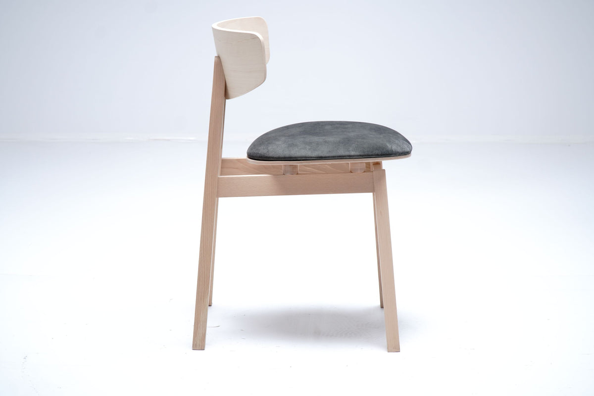 Chaise Rive Gauche en chêne DT81, vue officielle 3. Siège vendu à l’unité.