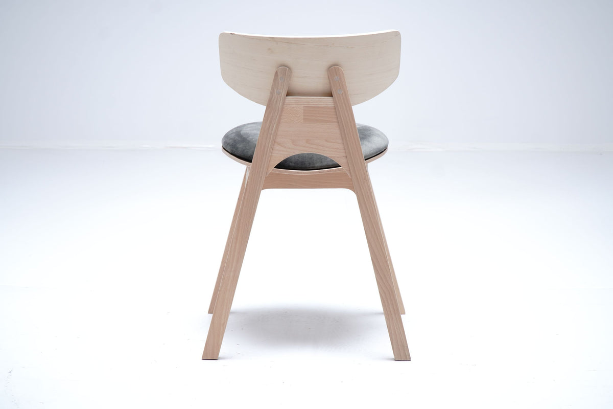 Chaise Rive Gauche en chêne DT81, vue officielle 4. Siège vendu à l’unité.