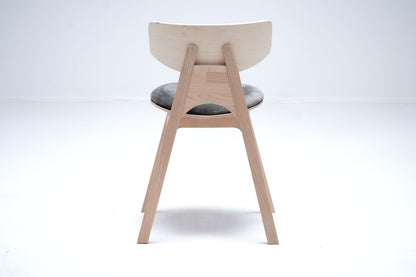 Chaise Rive Gauche en chêne DT81, vue officielle 4. Siège vendu à l’unité.