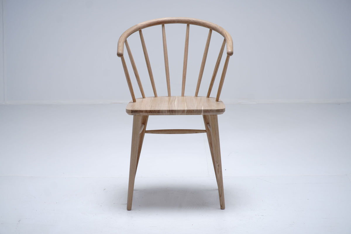 Chaise Céleste en chêne D913C, 54 × 52 × 84 cm, vue officielle 2. Autres meubles et décoration vendus séparément.