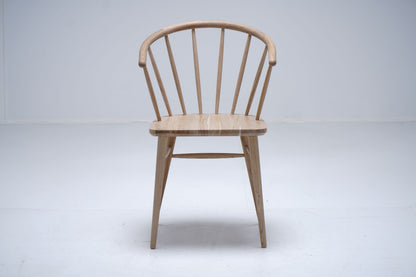 Chaise Céleste en chêne D913C, 54 × 52 × 84 cm, vue officielle 2. Autres meubles et décoration vendus séparément.