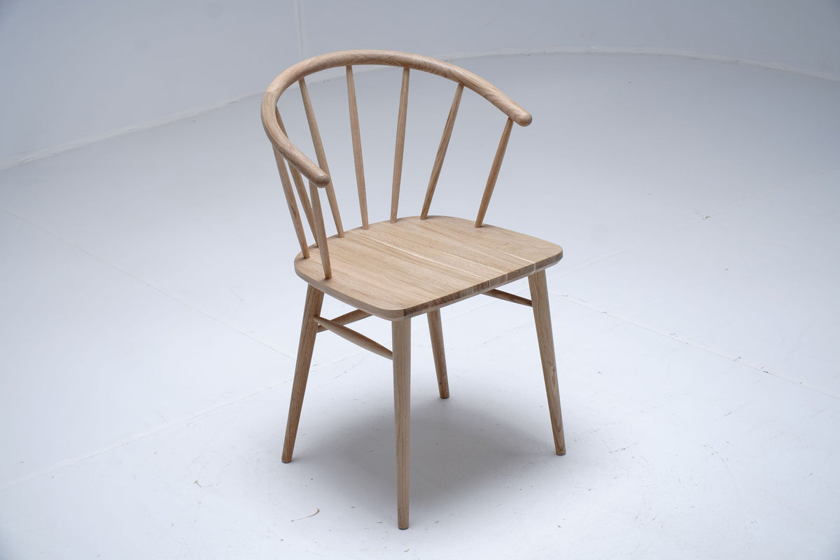 Chaise Céleste en chêne D913C, 54 × 52 × 84 cm, vue officielle 3. Autres meubles et décoration vendus séparément.