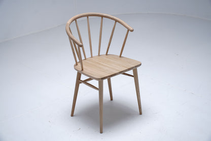 Chaise Céleste en chêne D913C, 54 × 52 × 84 cm, vue officielle 3. Autres meubles et décoration vendus séparément.